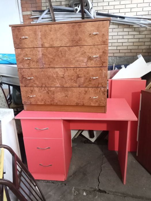 Стол и комод продам