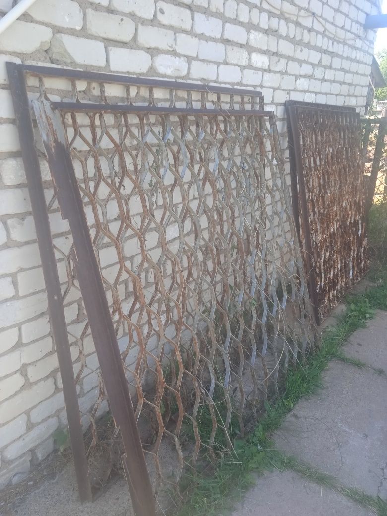Продам металлические решетки на окна