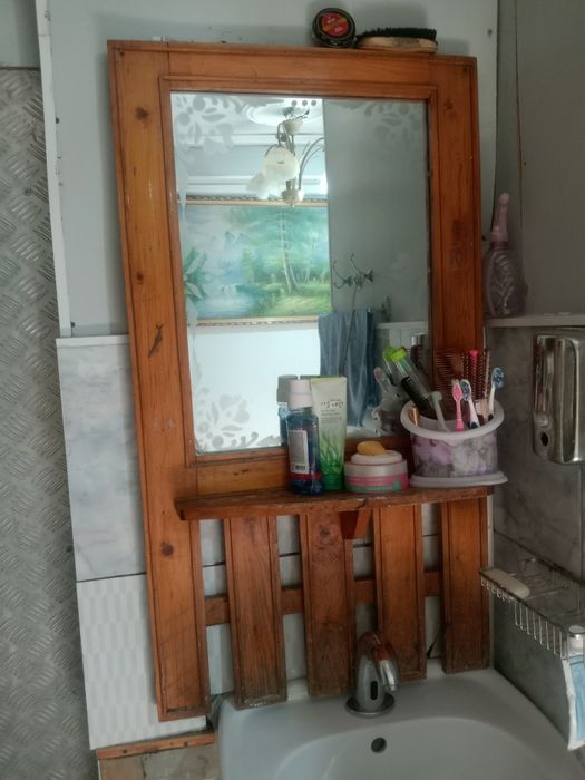 Зеркало по краям дерево