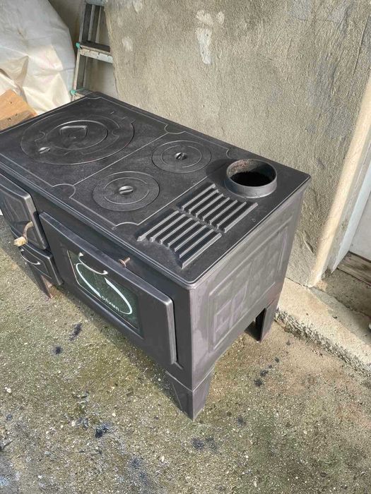 Продавам готварска печка на дърва .Малко използвана .-150 лв.гр.Бургас