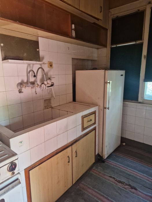 Продавам етаж от къща в Асеновград  !