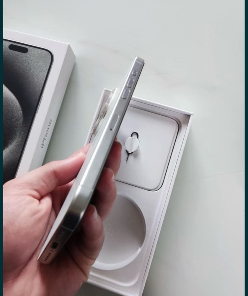 Продавам iphone 15 pro max 256gb
