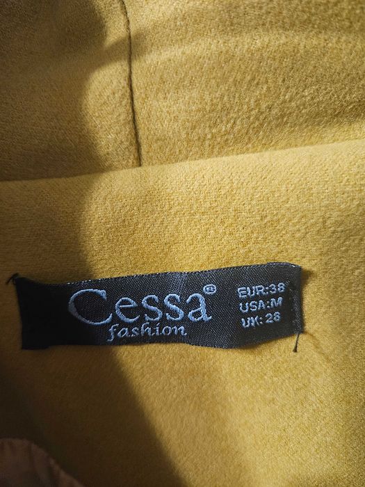 Топло палто цвят горчица