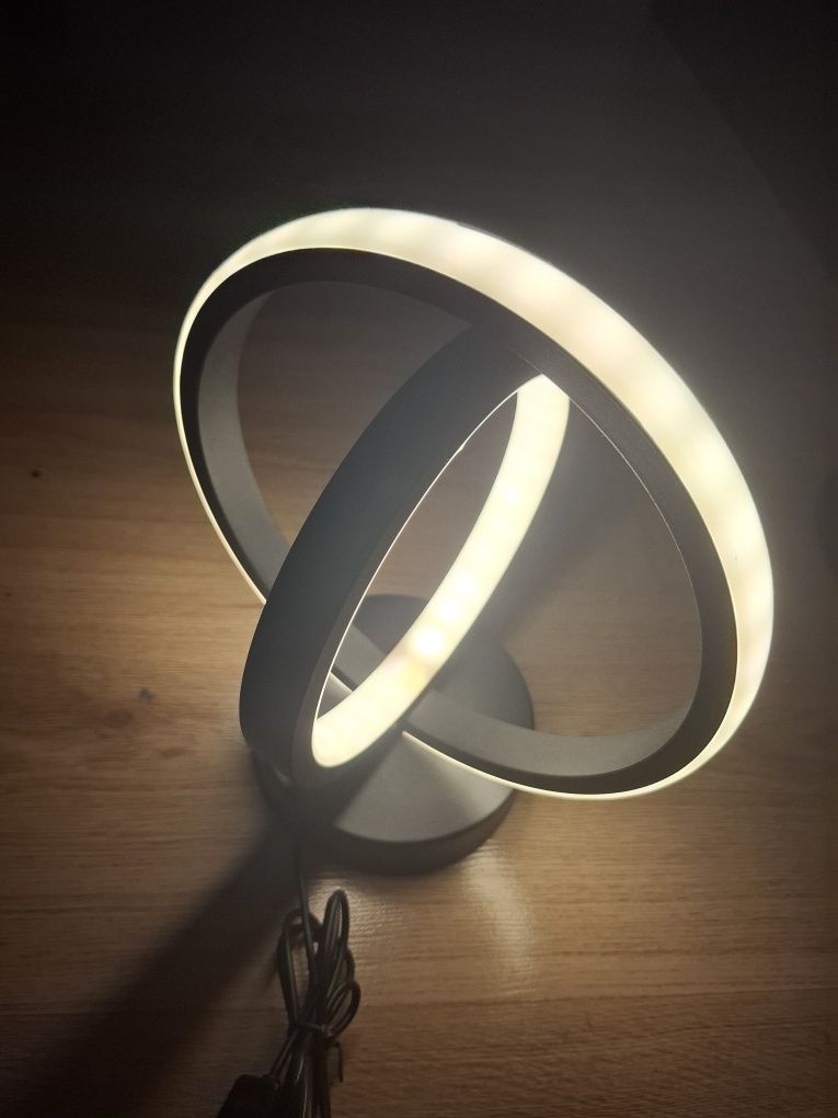 Led Лампа с интересен дизайн и три функции на светлината