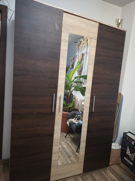 Vând dulap stare bună