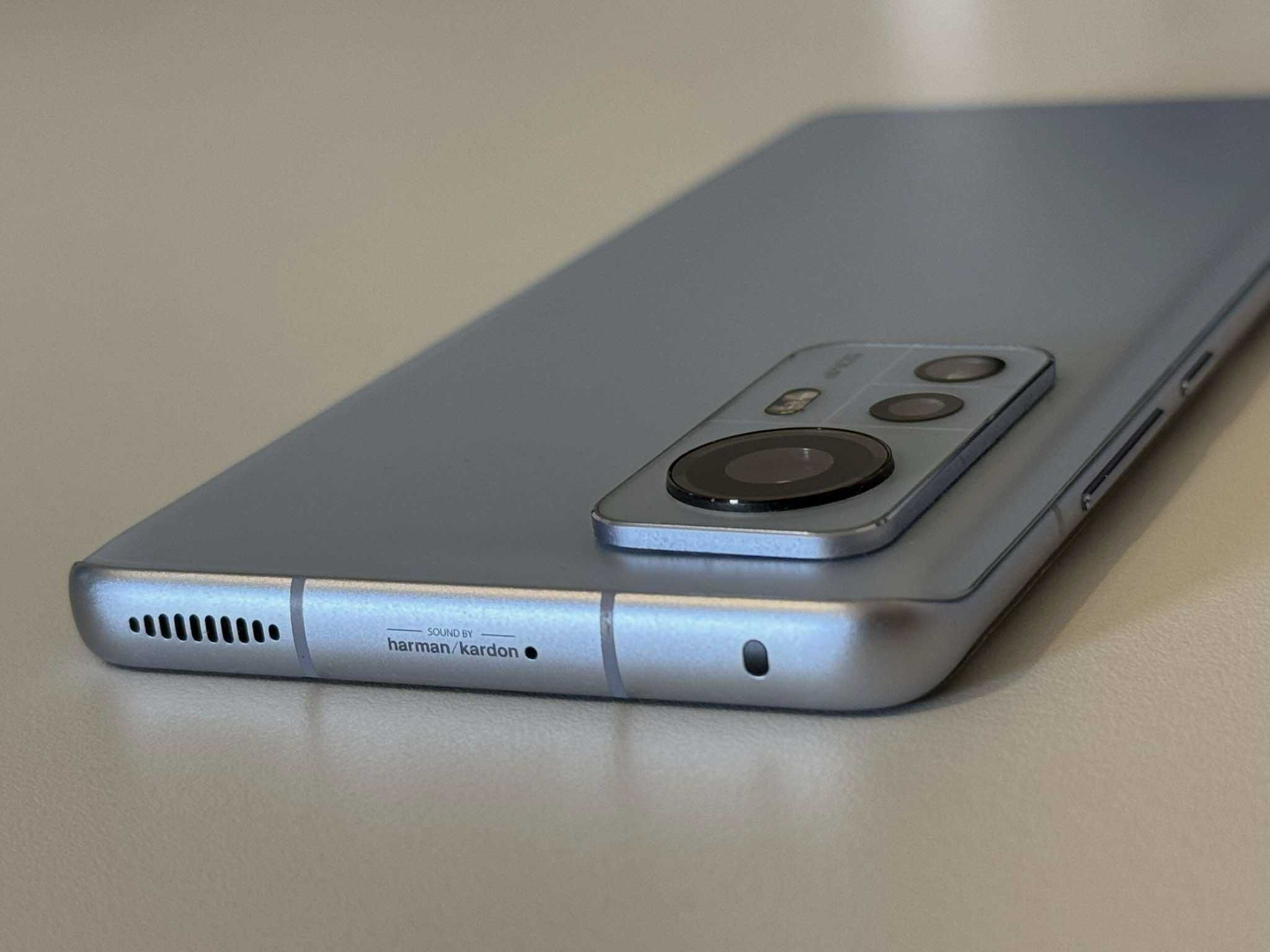 Бартер! Отличен! Xiaomi 12 256GB Blue + Адаптер за зареждане и кейс.