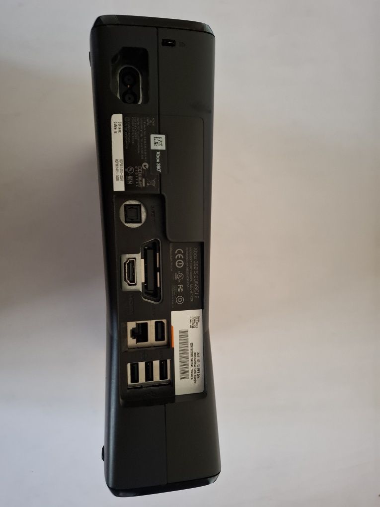Xbox 360 с две игри