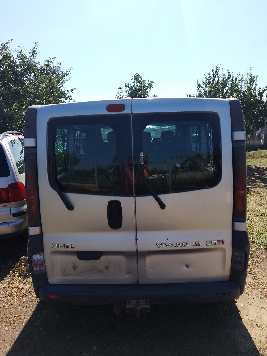 Dezmembrez Opel Vivaro 2006 1.9 cdti 6 trepte Orice piesa disponibila