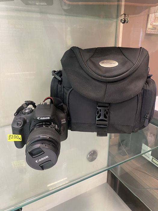 Фотоапарат Canon EOS 2000d, с чанта и батерия.