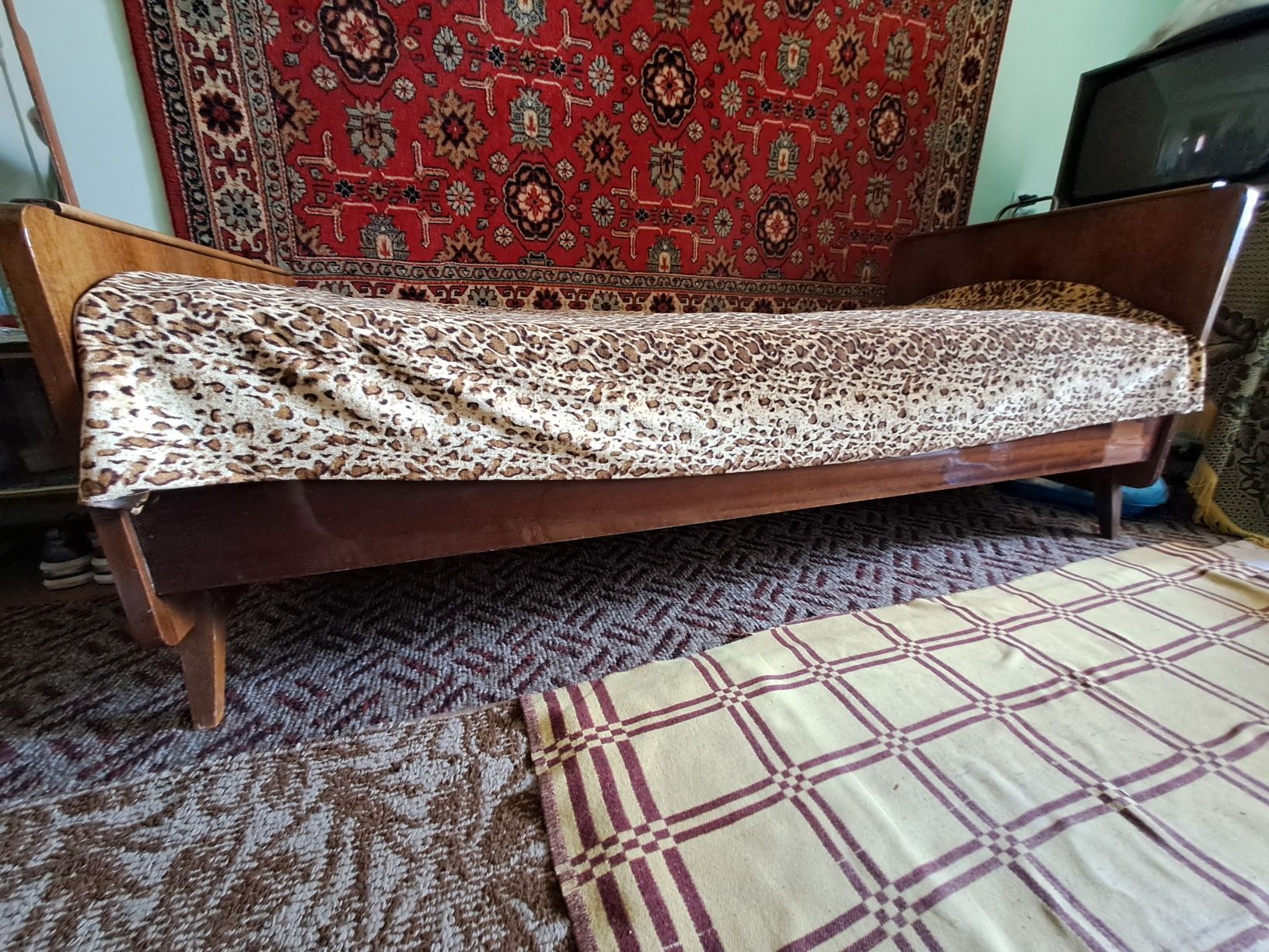 Полированная деревянная кровать (Югославия) на ножках
