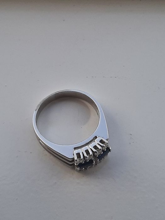 Inel din aur alb 18kt safire baghetă și diamante