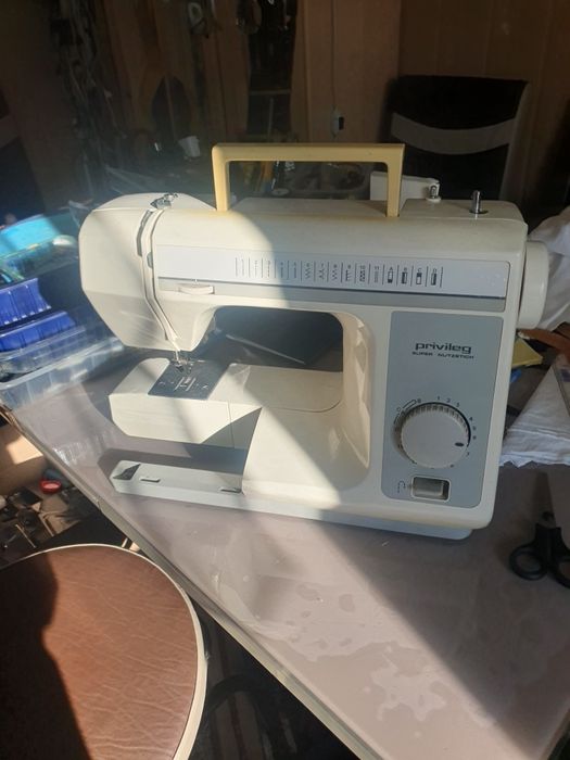 Mașina de cusut privileg.