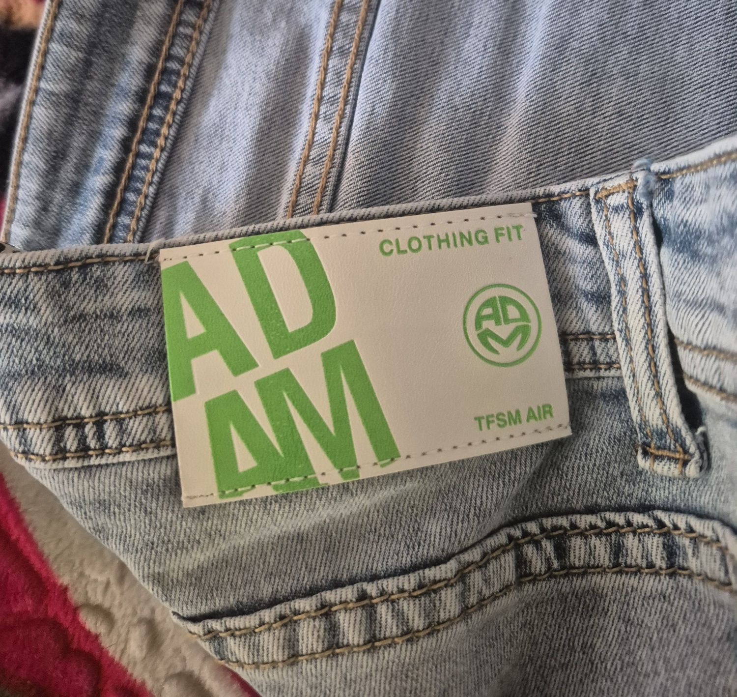 Blugi scurti rupti Adam