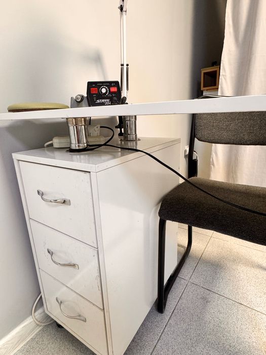 Маникюрный стол со стулом