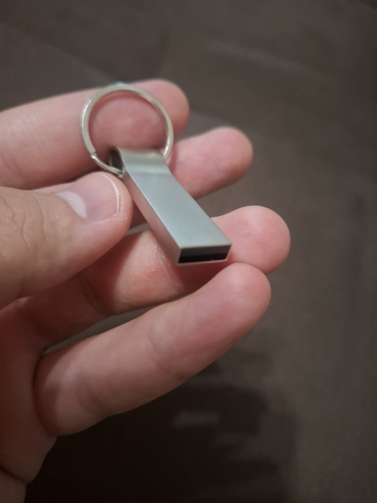 Метална USB флашка 100GB – нова, компактна и здрава
