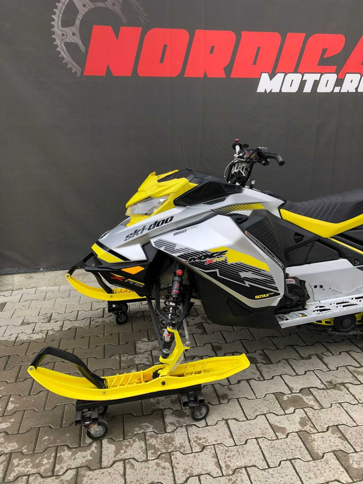 Snowmobil Ski-Doo MXZ XRS