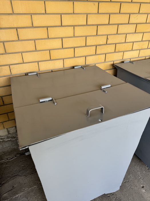 Хорошие муссорные баки! Толшина металла 3 мм.