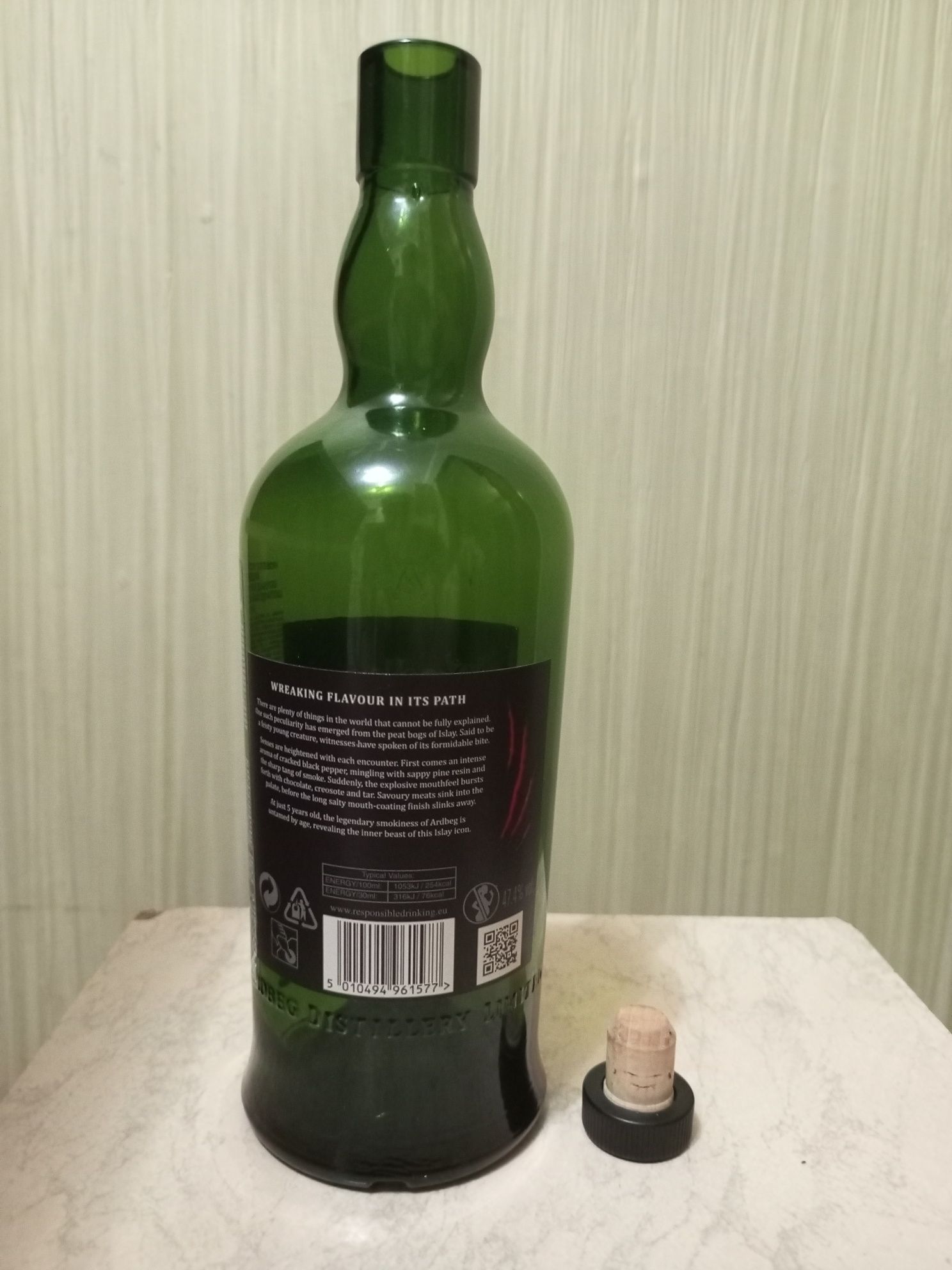 Пустая бутылка из под виски Ardbeg Wee Beastie