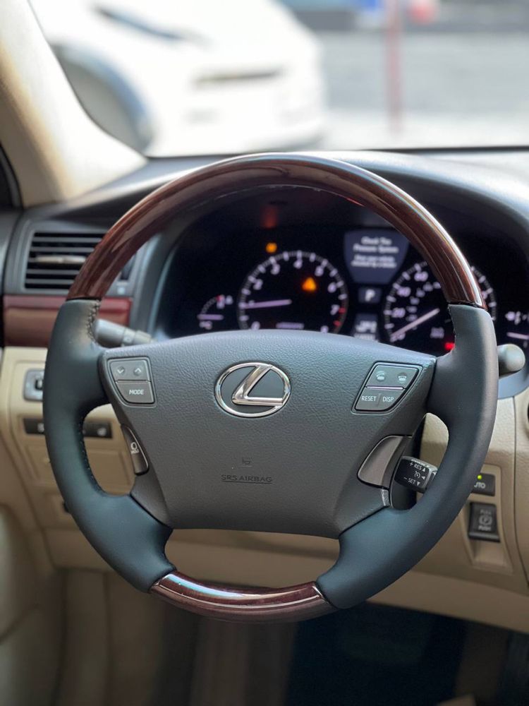 Lexsus LS 460.