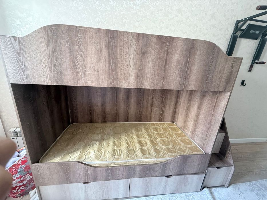 Продам детскую двухяросную кровать