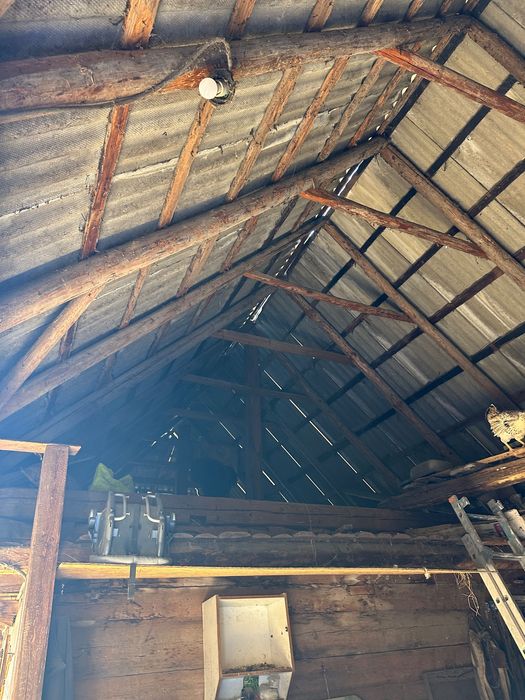 Grajd din  lemne vechi , anexa gospodărească