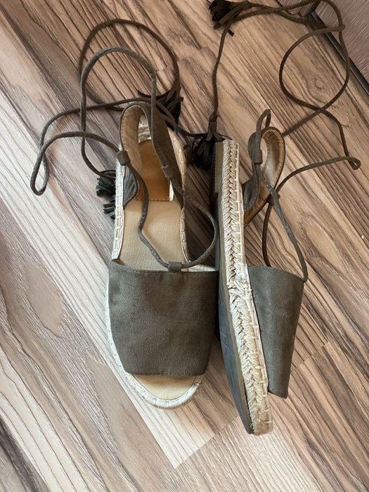 Сандали с връзки около крака