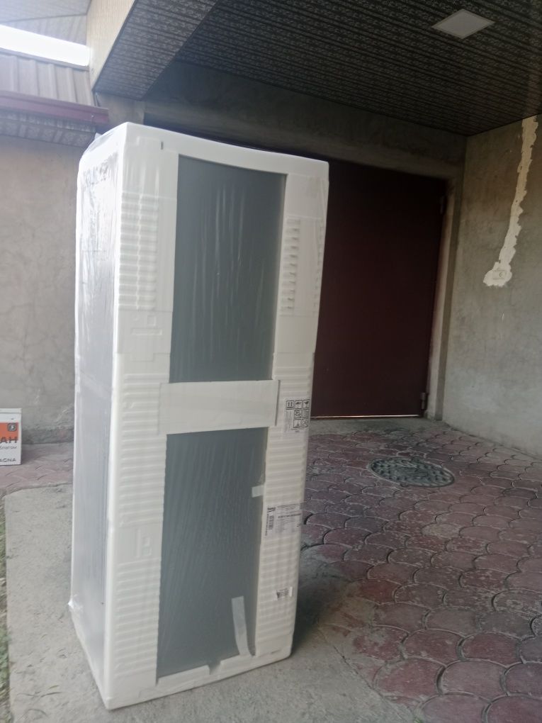 Абсолютно новый холодильник фирмы BEKO цвет стальной