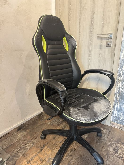 Продавам захабен геймърски стол