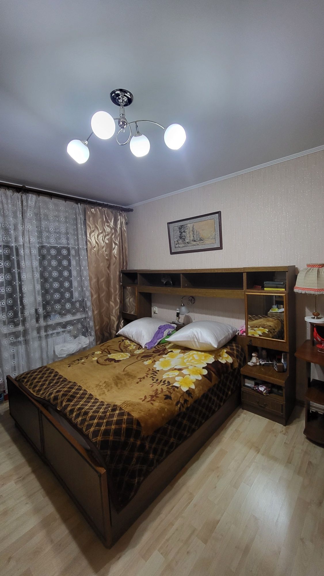 Продается 2-х комнатная улучшенная в центре( Казыбек би 106)