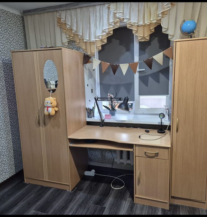 Продам ученическую мебель ширина 2м 40см  + кровать