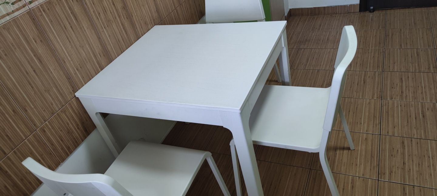 Masa alba extensibila + 3 scaune plastic