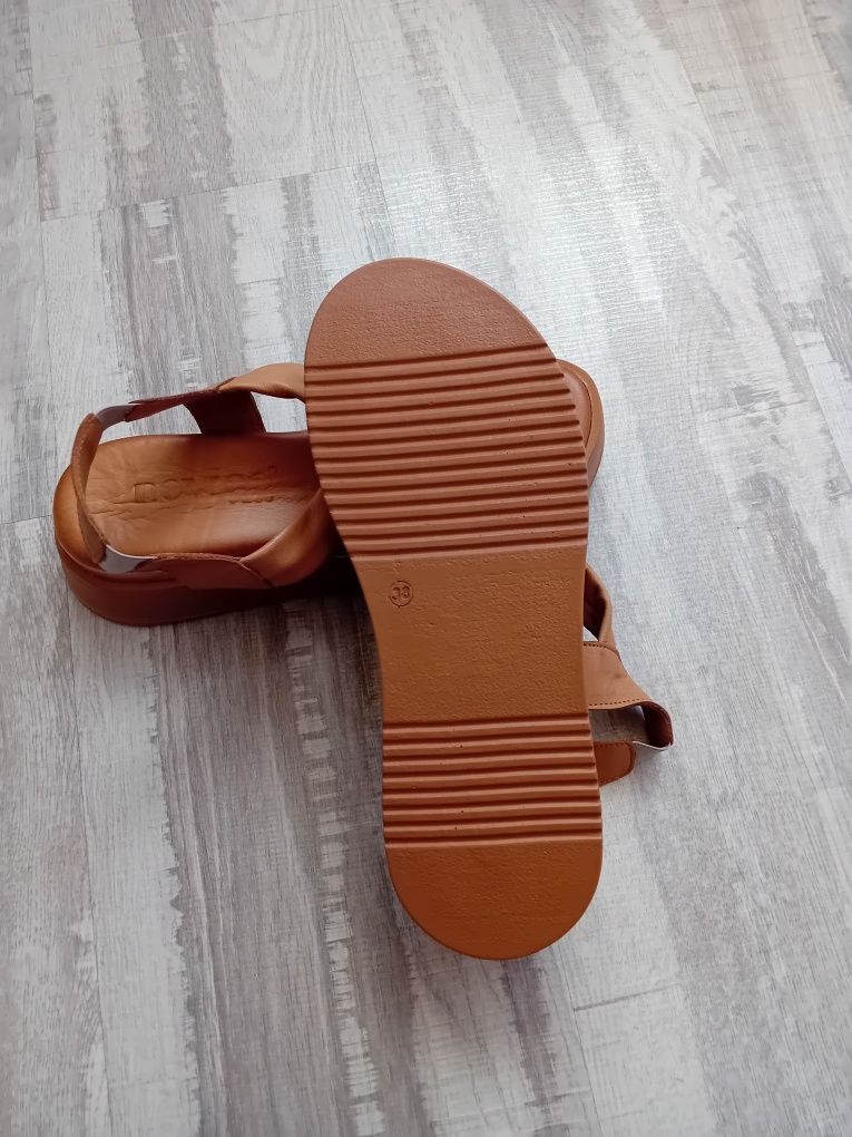 Vând sandale din piele naturală pentru femei
