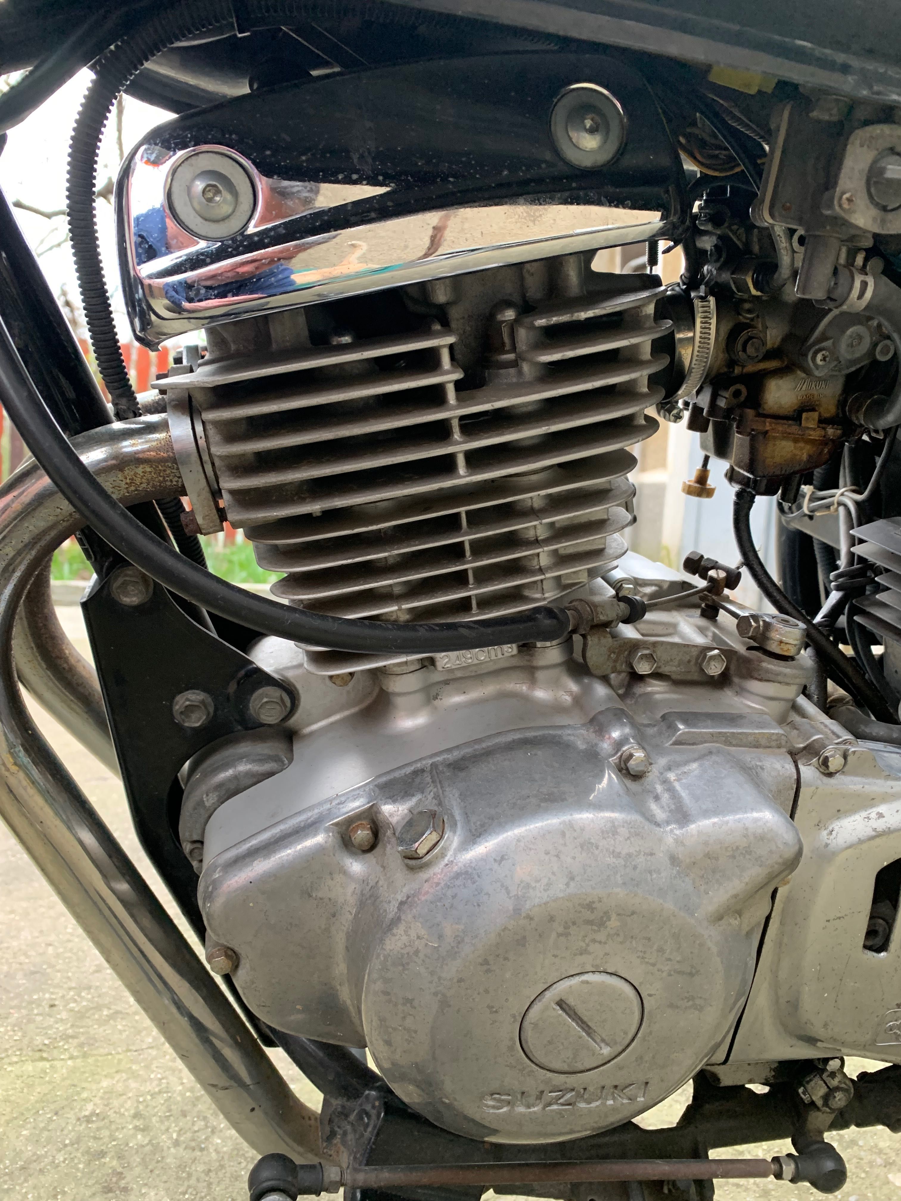 Vând motocicletă Suzuki