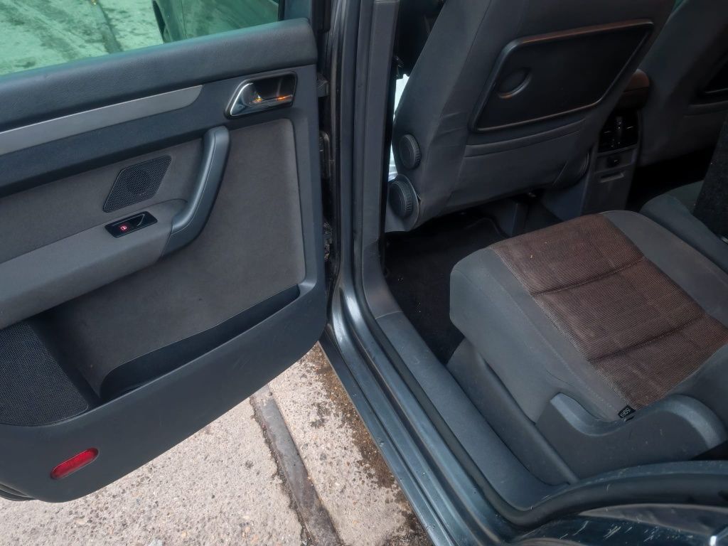 Dezmembrez vw touran 20 Fsi