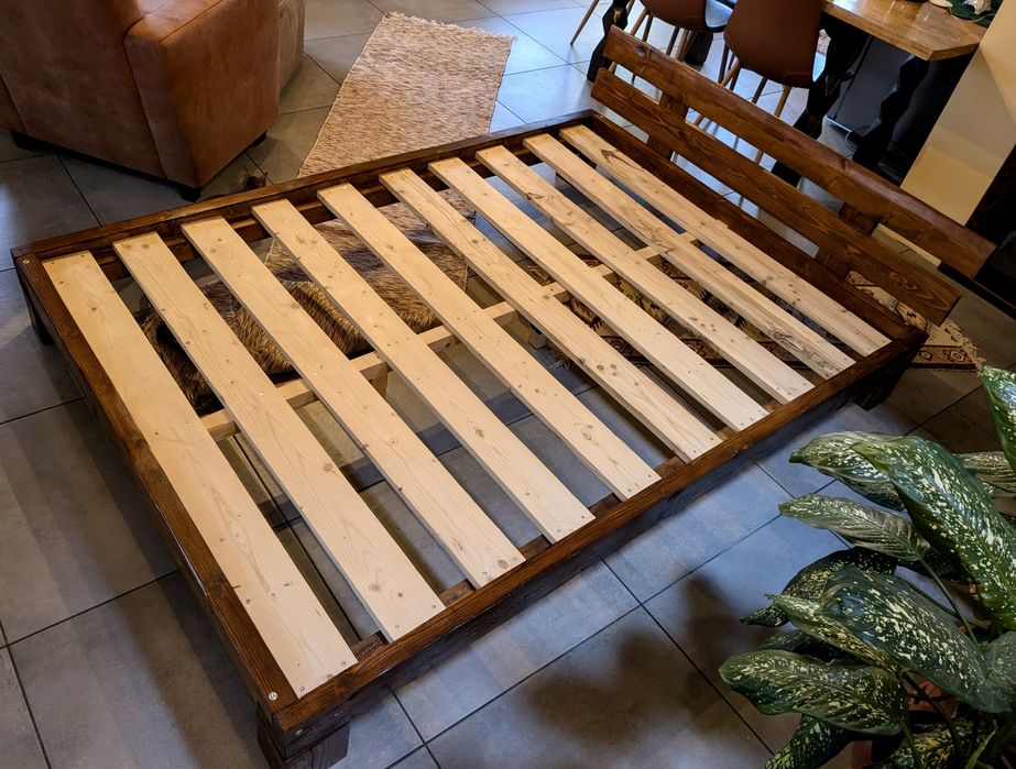 Pat rustic din grinzi vechi