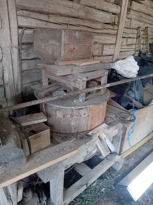 Moară de  piatra veche și robustă