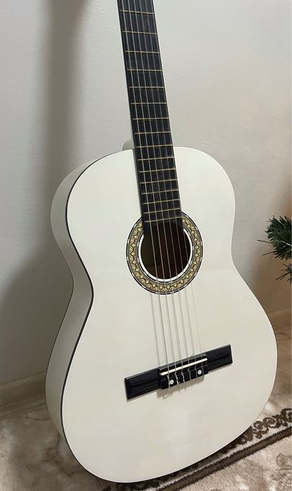 Чисто нова класическа китара