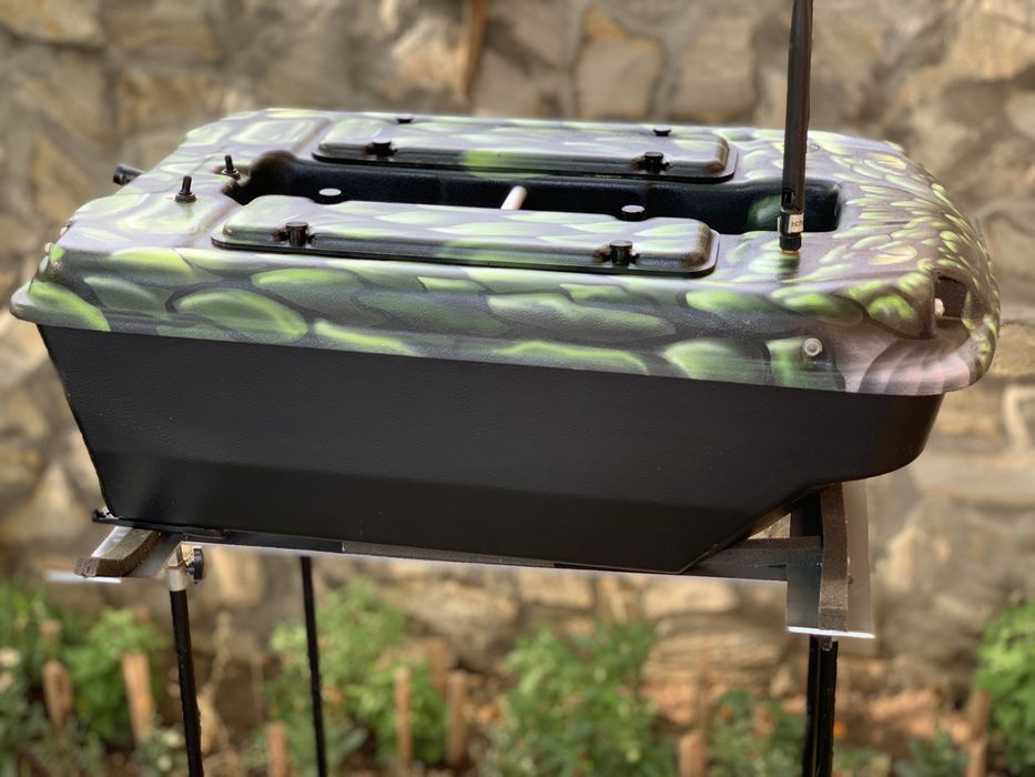 лодка за захранка Carp Madness XXL с GPS, автопилот и вграден сонар