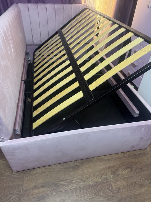 Pat pe colt stanga roz ca nou