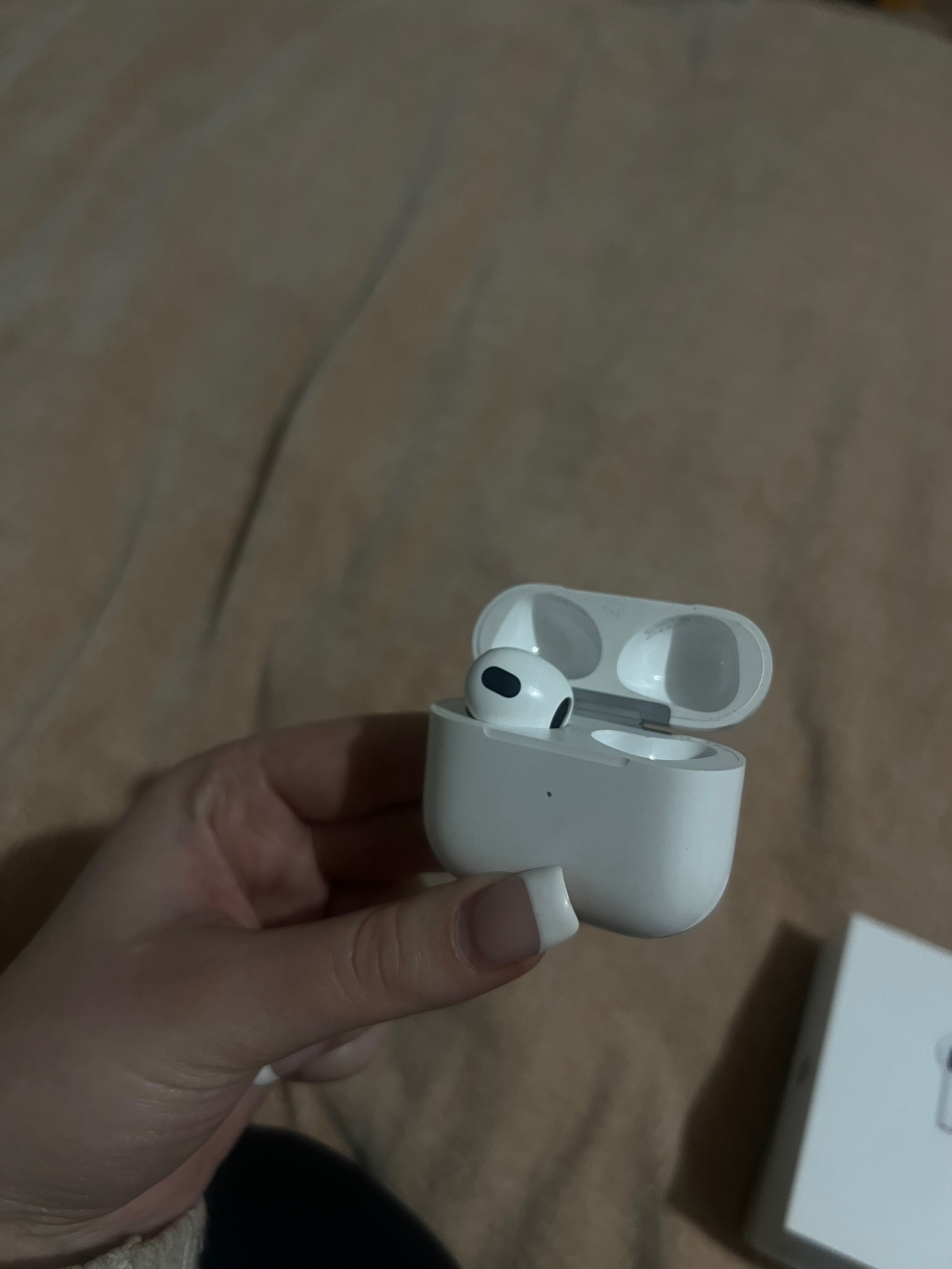 AirPods (3rd generation) 3 поколение. Кейс и левый наушник