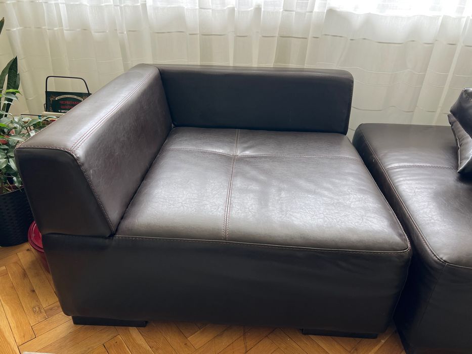 Кафяв, кожен диван