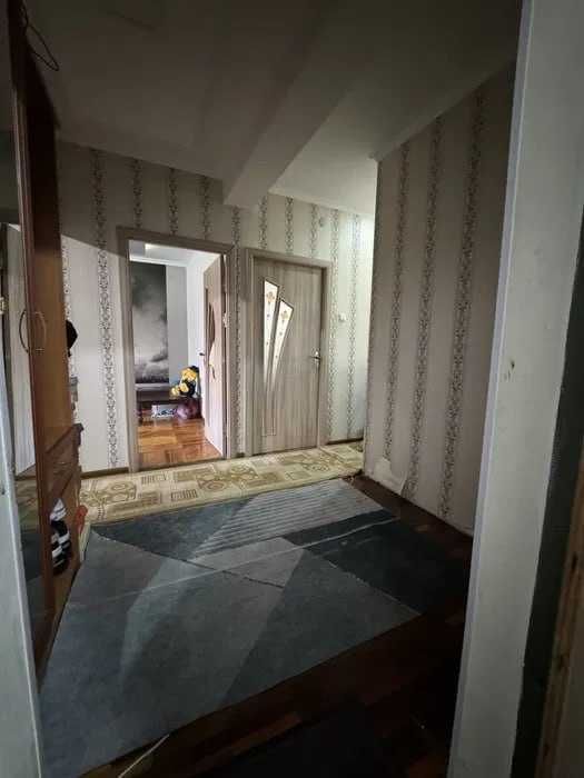 Chorsu 3 xona 2-qavatda kvartira shoshilinch sotiladi!Balkon 2*6m.