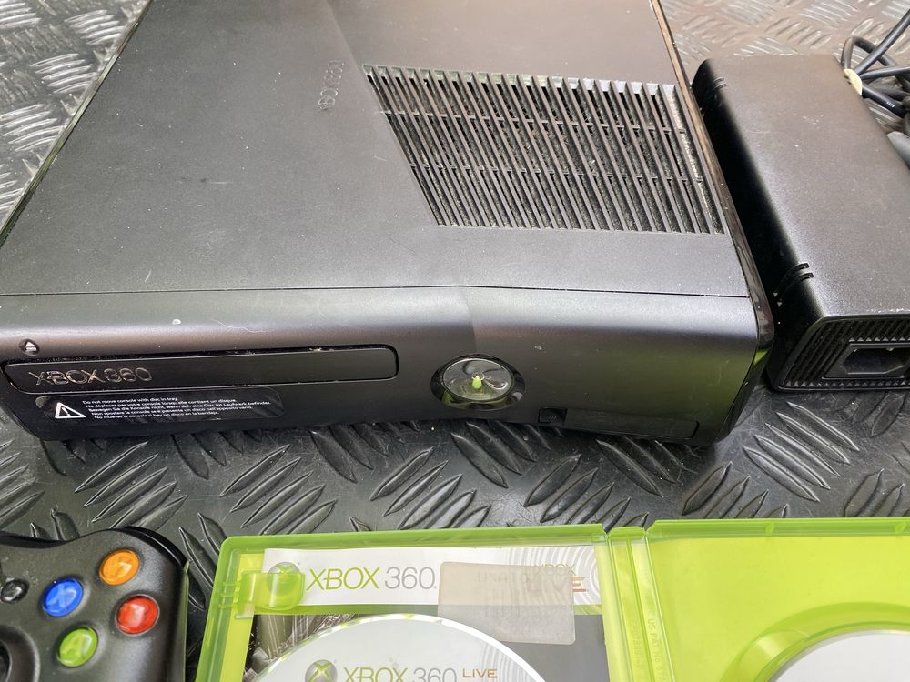 Xbox 360 slim cu jocuri si controllere