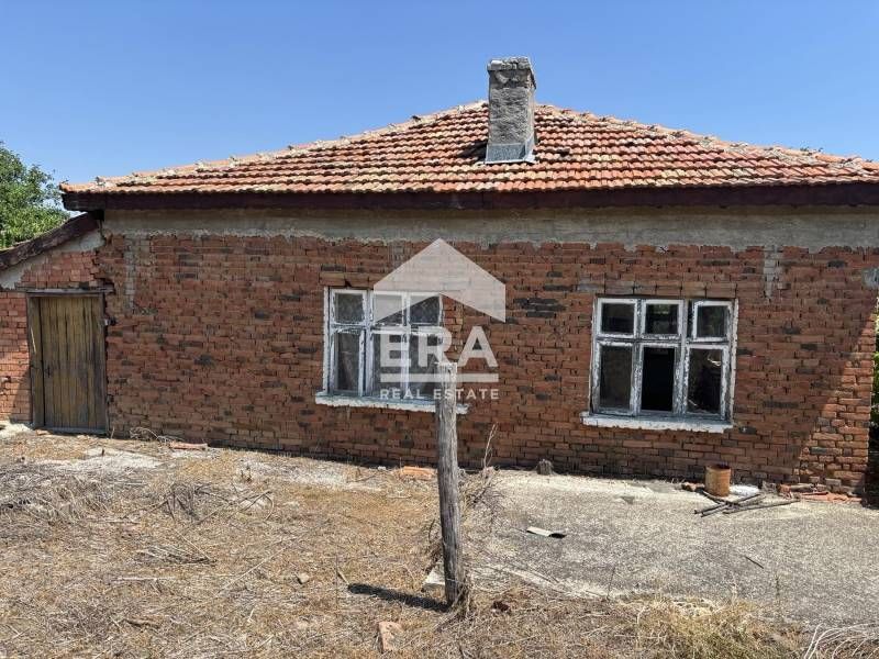 Ексклузивна къща с отремонтиран покрив за продажба в центъра на село С