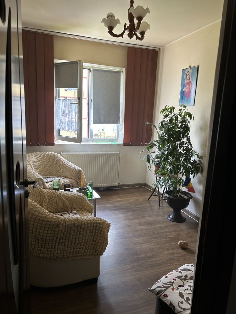 Vând apartament 3 camere semidecomandat