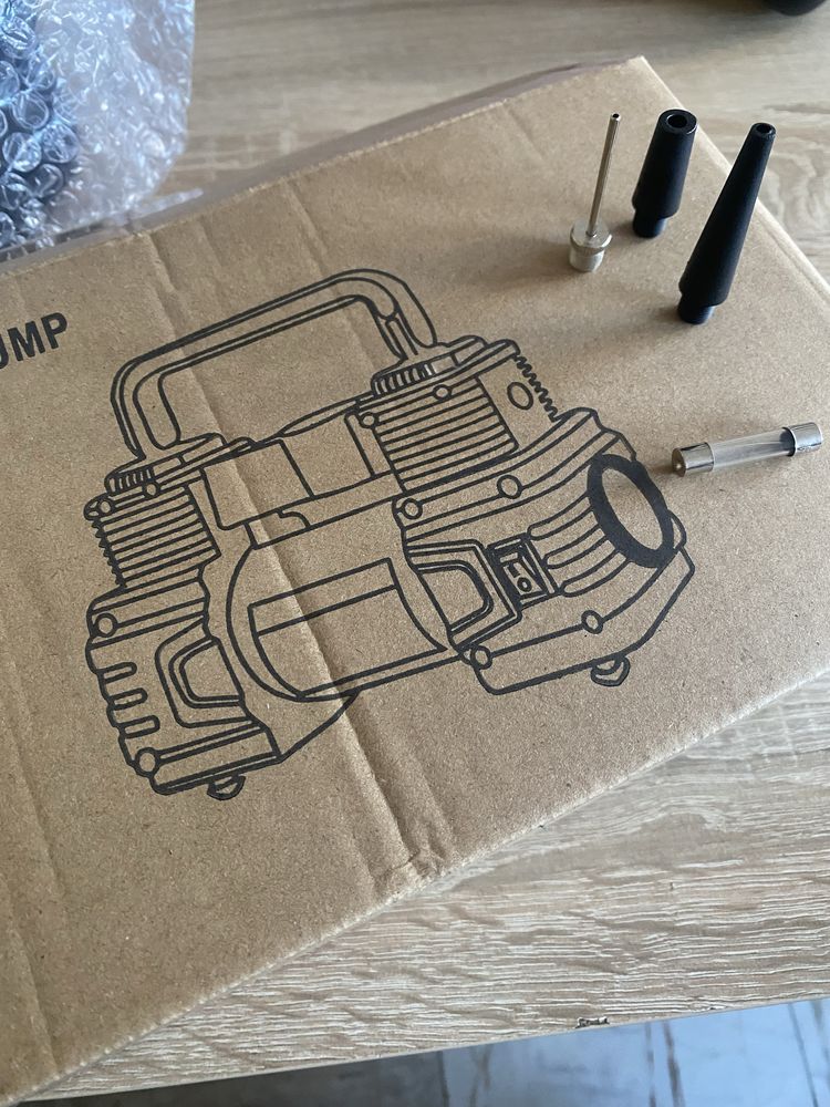 Преносим компресор с фенер на 12V