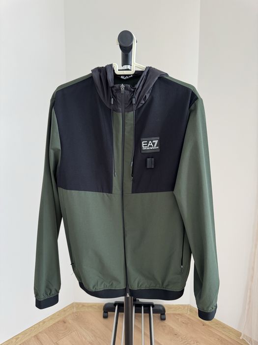 EA7 Emporio Armani зелено  яке размер М