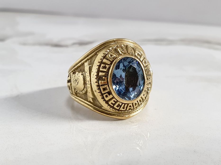 Ghiul bărbătesc din aur galben de 18K cu piatră albastră lucrat manu