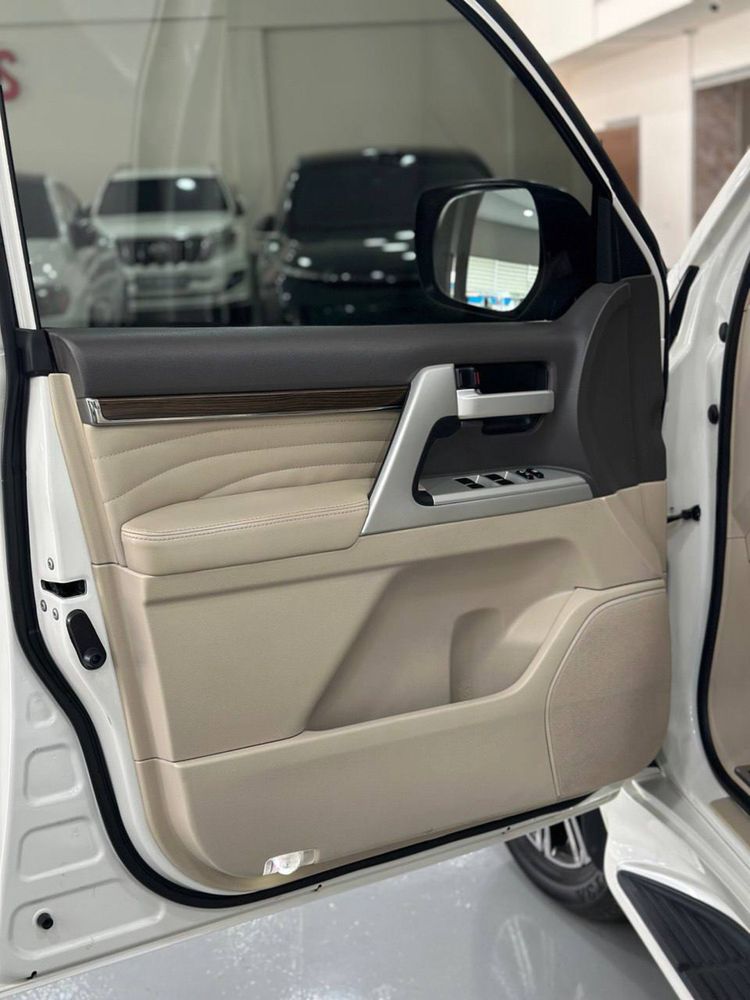 Автомобиль Toyota Land Cruiser 200