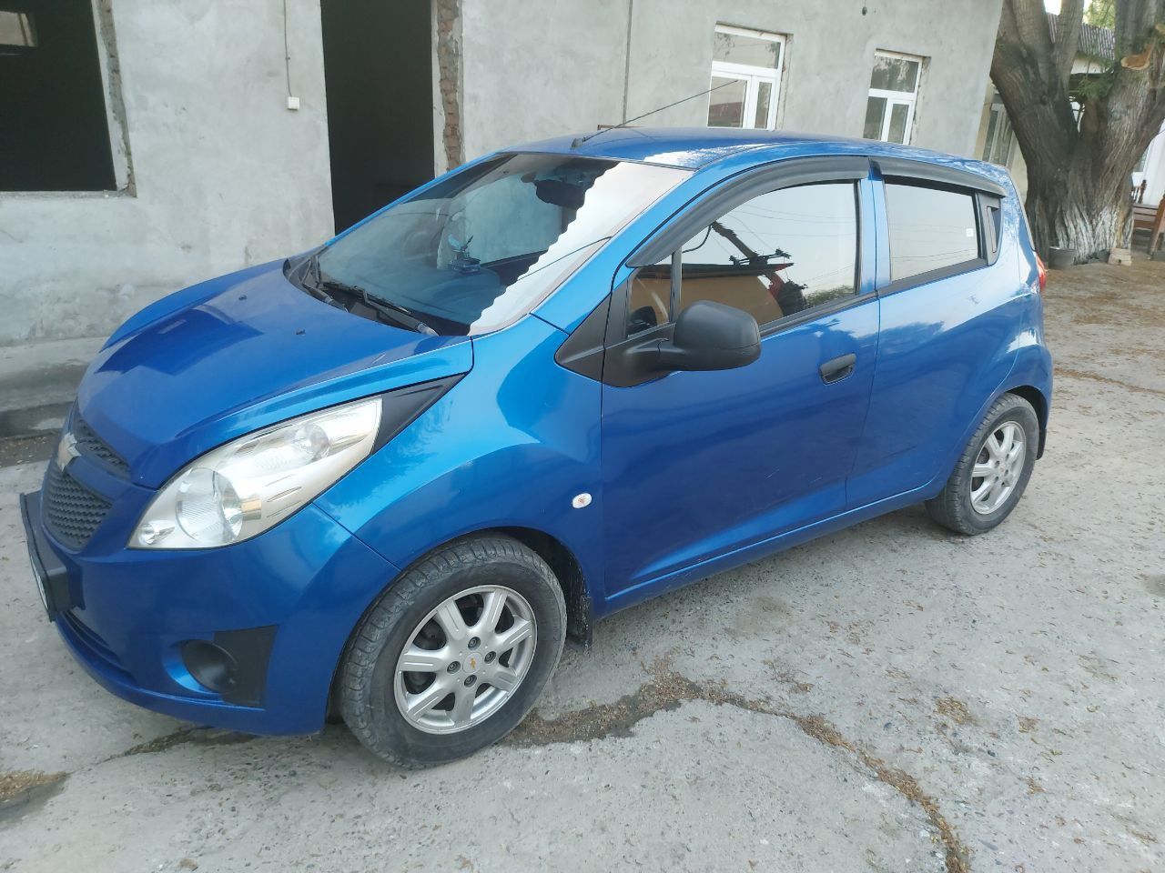 Automobil spark yili 2014 4ta joyida pyatnosi bor qogan joyi toza.